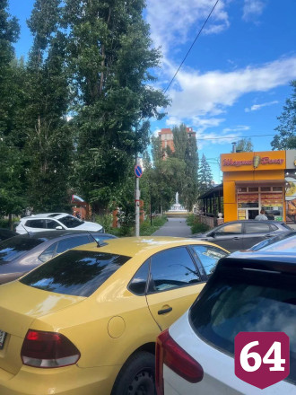 В Саратове автохамы оккупировали тротуар у сквера