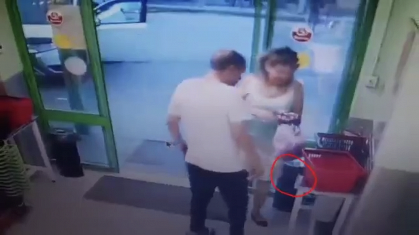 Посетители магазина похитили чужой кошелек и попали на камеры