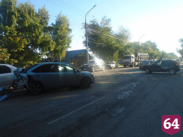 Водитель «Калины» пострадал в массовой аварии на Студенческой