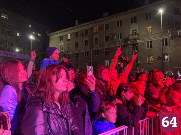 Саратовцев с Днем города поздравил лидер группы «Смысловые галлюцинации»