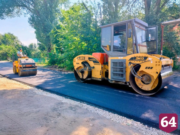 Жители поселка до ремонта дорог ходили по улице в бахилах 