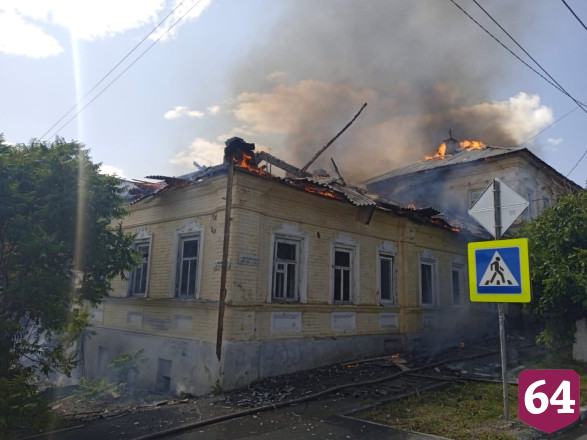Под Саратовом пожарные отбили от огня коттедж чиновника