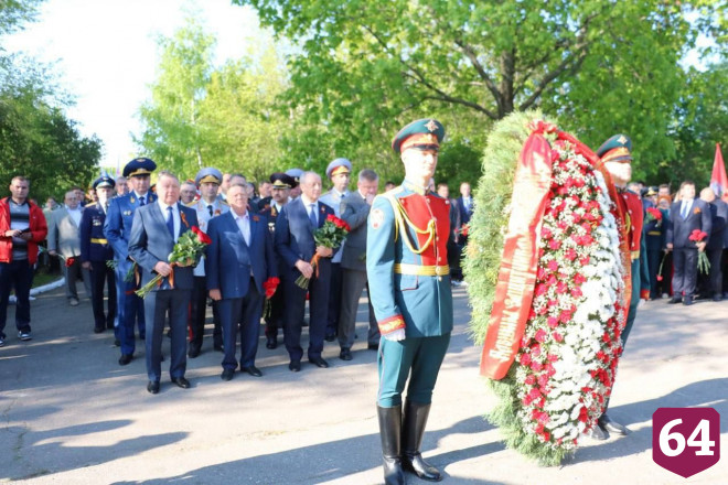 Саратовский губернатор почтил память погибших в Великой Отечественной войне