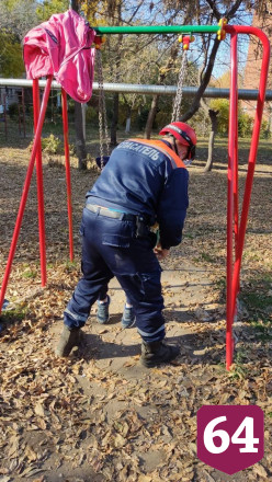 Под Саратовом спасатели освободили из качелей 10-летнюю девочку