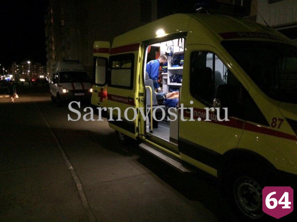 В Саратове девушка выпала из окна 5-го этажа и выжила