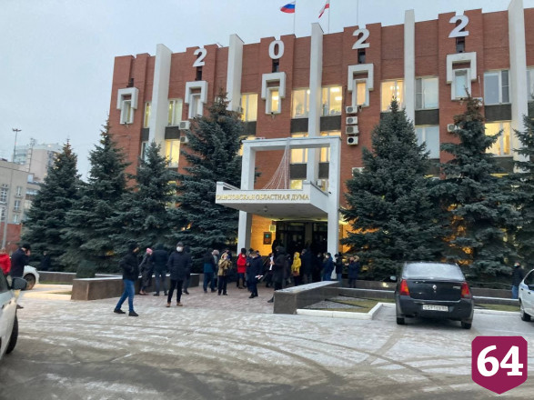 В Саратове противники вакцинации штурмовали областную думу
