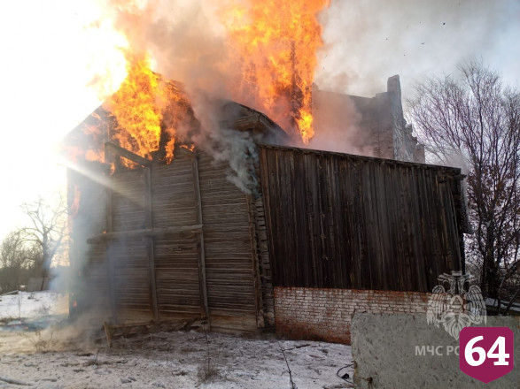Пожарные тушили строение рядом со старинной мельницей