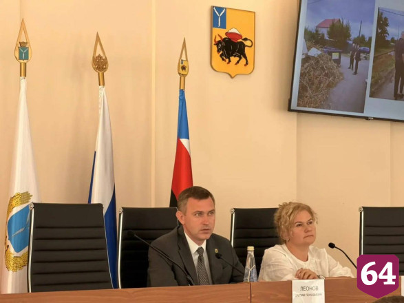 В Энгельсе собирают жалобы жителей и устраняют последствия непогоды 