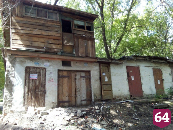 Саратовцы опасаются обрушения стены постройки рядом со школой