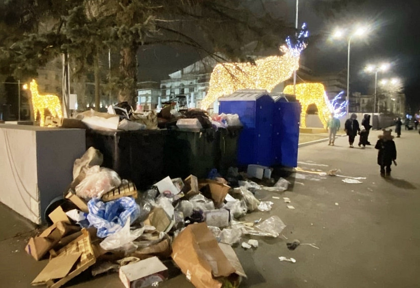 Центр Саратова «украсили» мусором