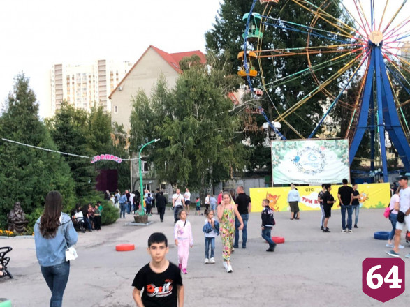 Жители Саратова проводят вечер на каруселях без масок