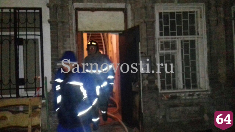 Ночью пожарные отбивали от огня дом на Рахова