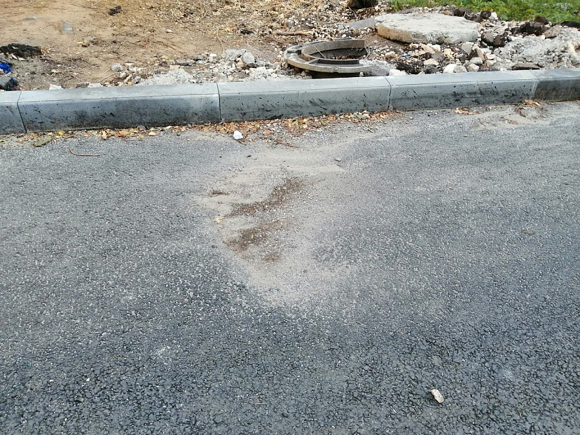 В Саратове дорожники закатали в асфальт колодец