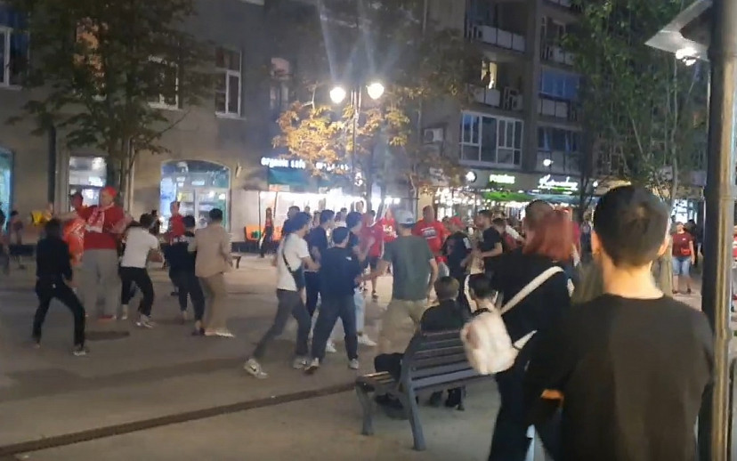 Очевидцы сняли на видео драку молодежи в центре Саратова