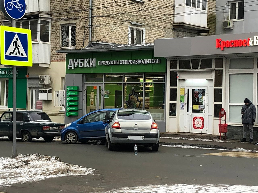 В Саратове иномарка после ДТП отлетела в припаркованную машину