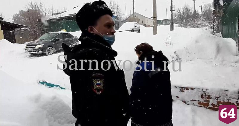 Под Саратовом мужчина взял в заложники сына и пытался убить участкового