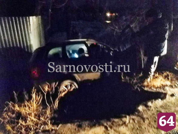 Пьяный иностранец на «Калине» врезался в дерево и повис у забора дома