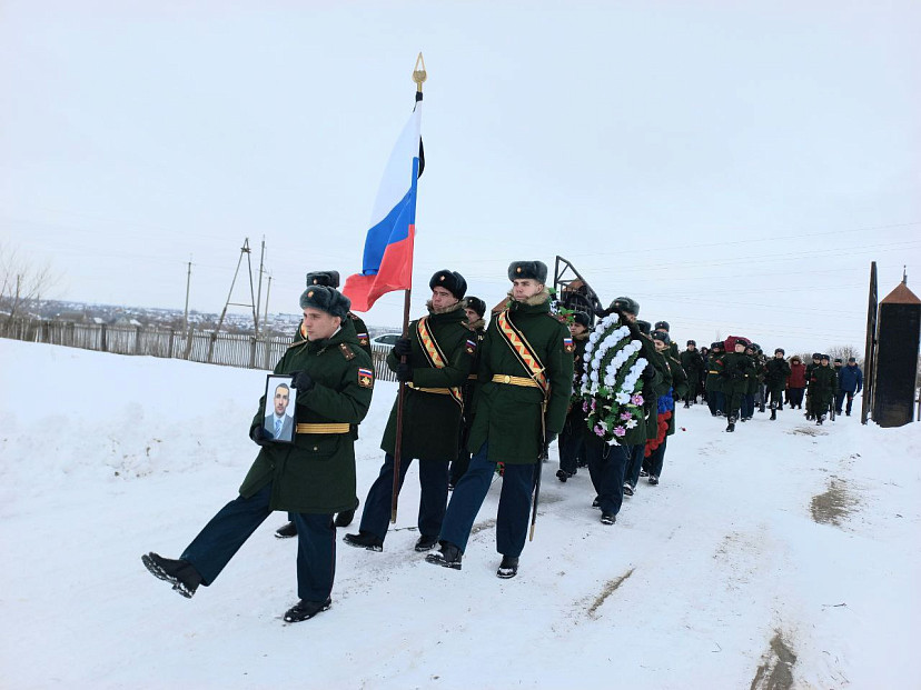 Саратовского бойца ЧВК «Вагнер» похоронили с воинскими почестями