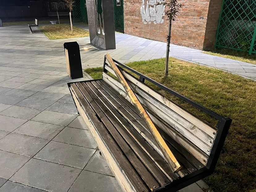 Вандалы сломали лавочки в городском сквере
