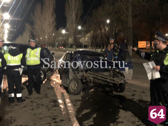 В Саратове пьяный водитель протаранил припаркованный «Ниссан» 