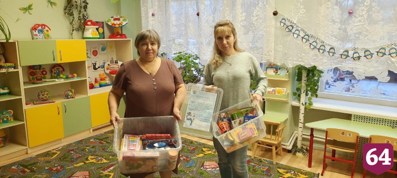 Саратовцы собрали детям подарки по «цепочке добра»
