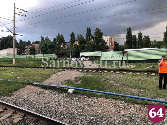 В Саратове попавшему под поезд мужчине отрезало ногу