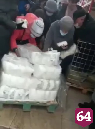 В Саратове за 3 минуты разобрали весь привезенный в магазин сахар