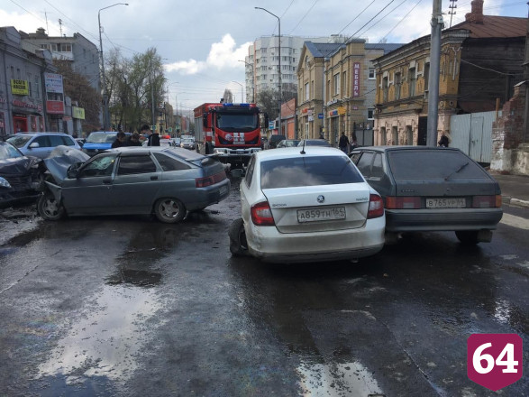 В центре Саратова столкнулись 4 автомобиля