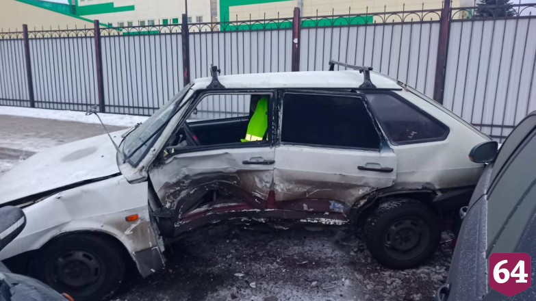 Водитель легковушки пострадал в массовой аварии на Осипова