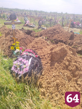 На кладбище под Саратовом могилы завалили горами глины