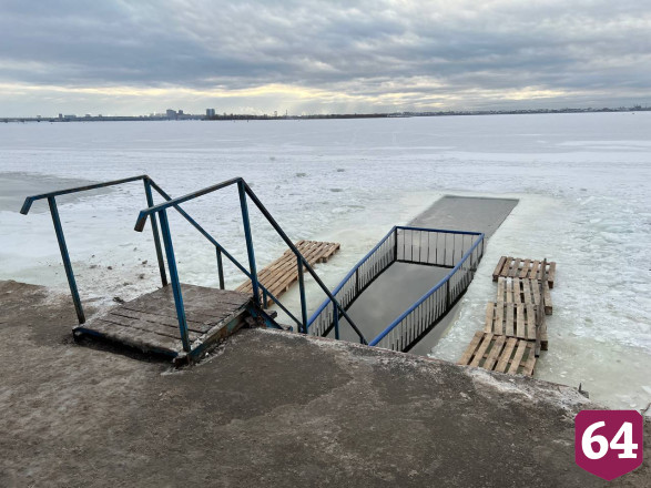 Саратовские моржи начали крещенские купания досрочно