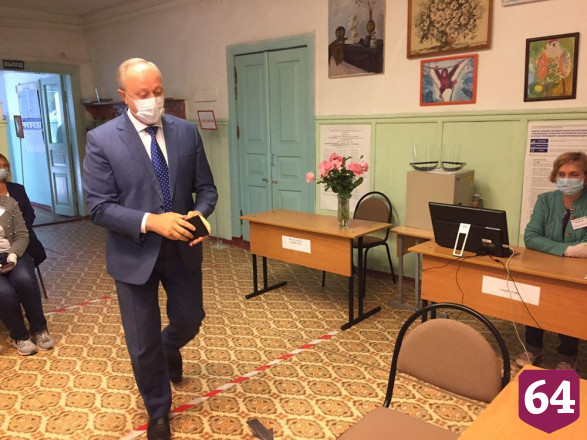 Саратовский губернатор проголосовал на довыборах в областную думу