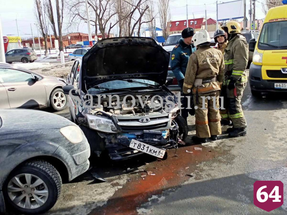 В массовом ДТП у Трофимовского моста ранен таксист