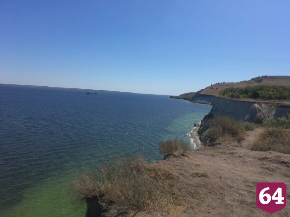 Туристы превращают утес Степана Разина в помойку