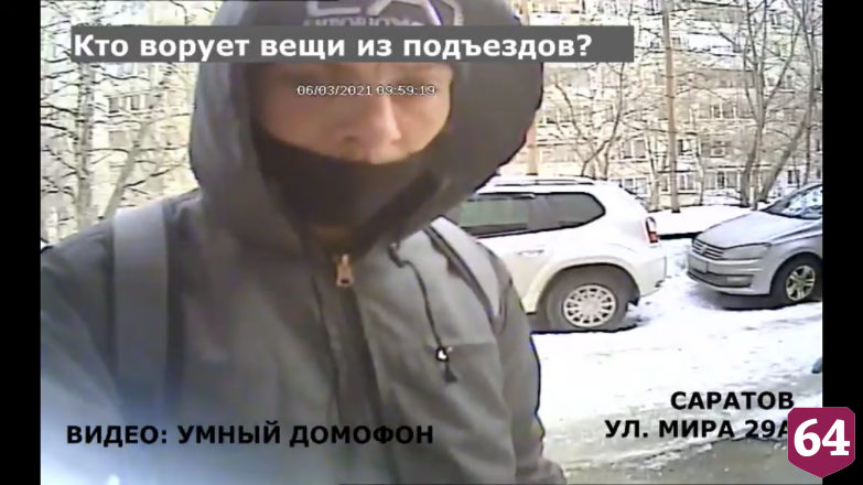 В Саратове похитители газовой плиты из подъезда попали на камеры