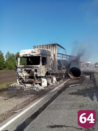 На трассе под Саратовом сгорела фура с трубами