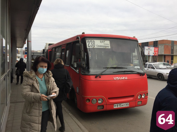 Водитель автобуса ел яблоко без маски и попался