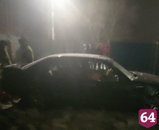В Елшанке Mercedes снес остановку вместе с забором и въехал во двор дома 