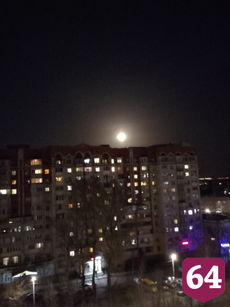 Жители Саратова в соцсетях делятся фотографиями полной Луны
