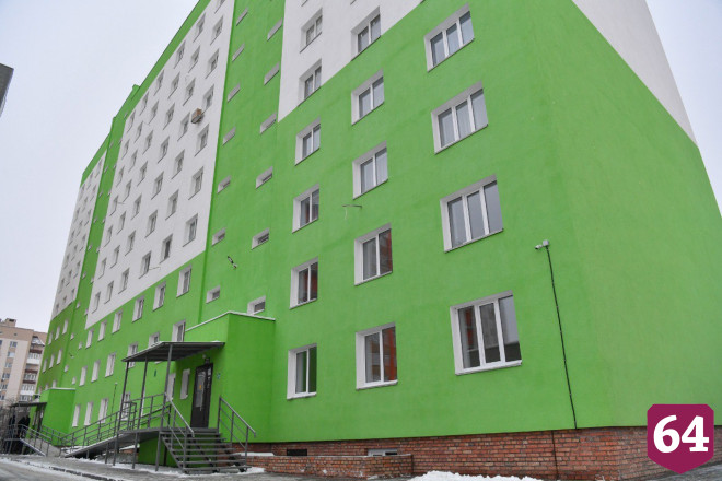 В Энгельсе переселенцам из аварийного жилья купили новые квартиры