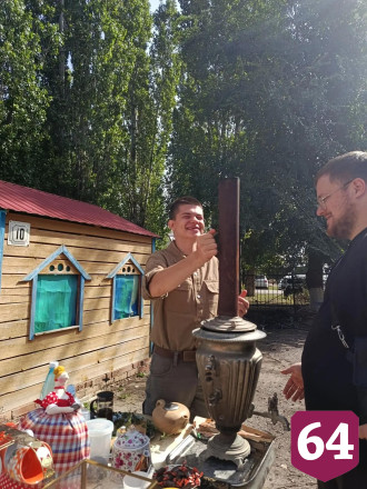 На саратовском фестивале самоваров кормили пловом и катали на ослике