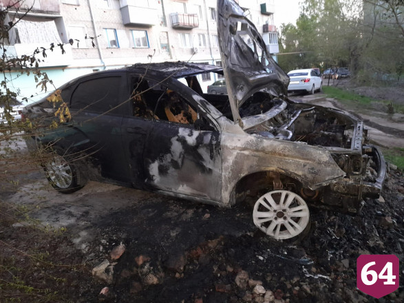 Очевидцы сняли на видео предполагаемый поджог такси