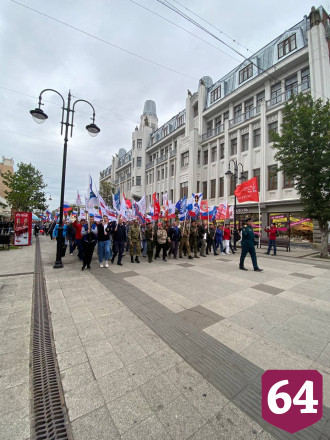 В Саратове в День России развернули 60-метровый флаг