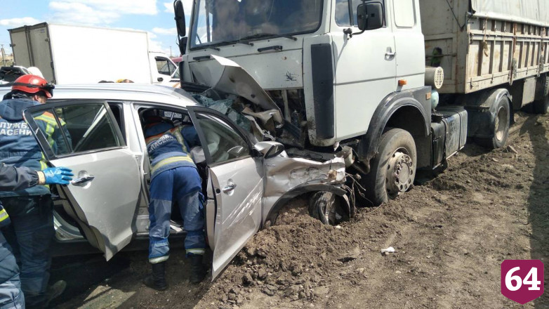 Автоледи погибла в лобовом столкновении с грузовиком под Саратовом 