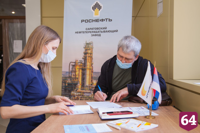 Сотрудникам Саратовского НПЗ сделали прививку от коронавируса
