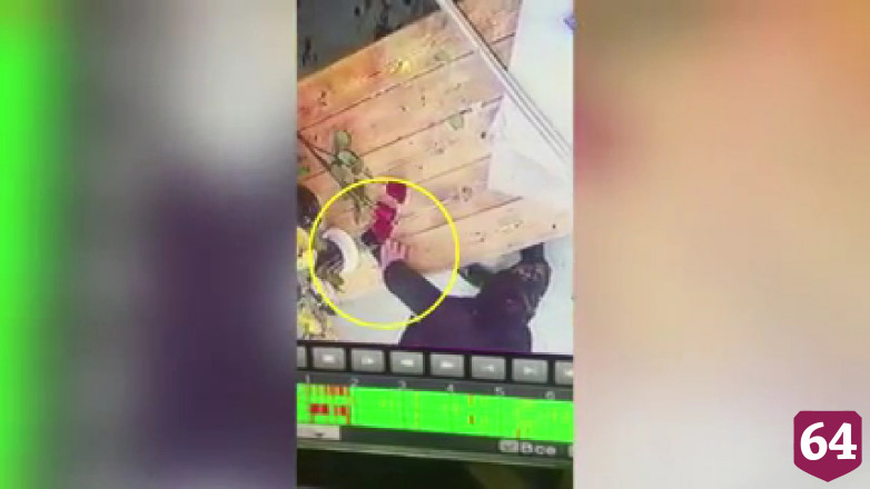 Кража «Айфона» в цветочном магазине Саратова попала на видео