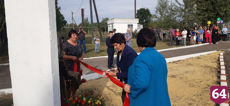 Под Саратовом повторно открыли памятник первой учительнице