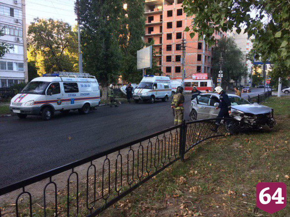 На Астраханской «Лада» повисла на ограде после столкновения с «Шевроле»
