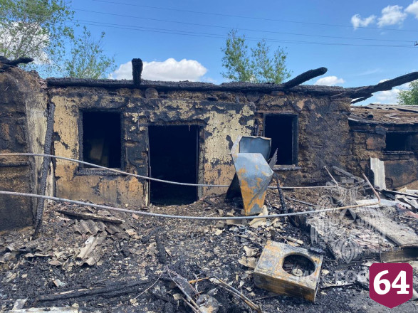 Пожар уничтожил деревянный дом под Саратовом 