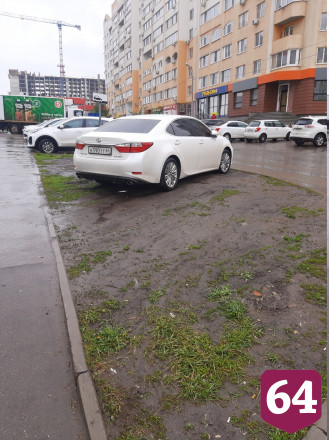В Саратове автохамы оккупировали тротуары и газоны